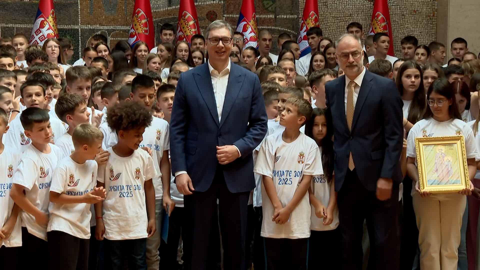 Beograd, predsednik Republike Srbije Aleksandar Vucic primio je mlade srpske sportiste iz 18 zemalja, ucesnike kampa ,,Srbija te zove 2025'', pokrivanje